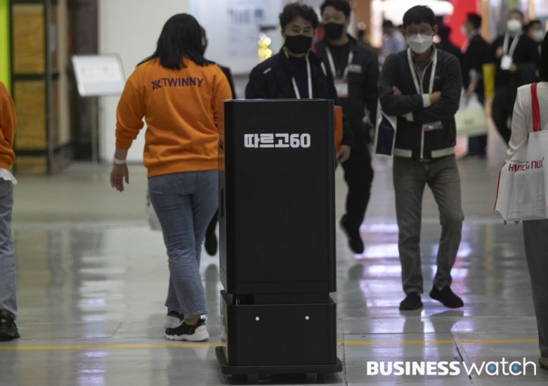 6일 서울 삼성동 코엑스에서 열린 '스마트팩토리·자동화산업전 2022'에서 AI로봇이 자율주행 시연을 하고 있다. /사진=이명근 기자 qwe123@