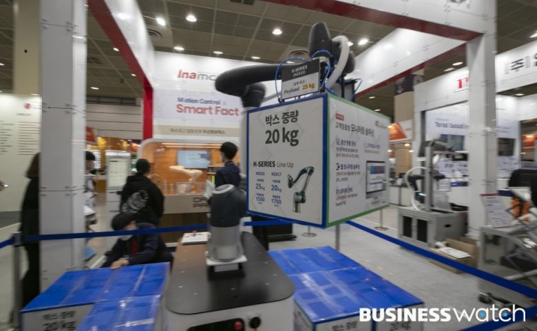 6일 서울 삼성동 코엑스에서 열린 '스마트팩토리·자동화산업전 2022'에서 AI로봇이 물류 분류 시연을 하고 있다. /사진=이명근 기자 qwe123@