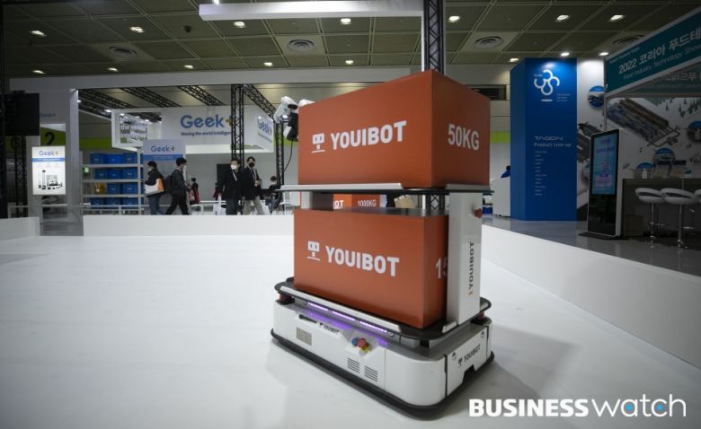 6일 서울 삼성동 코엑스에서 열린 '스마트팩토리·자동화산업전 2022'에서 AI로봇이 물류 분류 시연을 하고 있다. /사진=이명근 기자 qwe123@