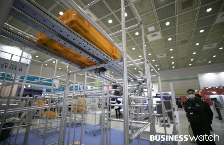 6일 서울 삼성동 코엑스에서 열린 '스마트팩토리·자동화산업전 2022'에서 AI로봇이 물류 분류 시연을 하고 있다. /사진=이명근 기자 qwe123@