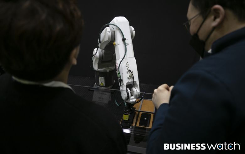 6일 서울 삼성동 코엑스에서 열린 '스마트팩토리·자동화산업전 2022'에서 AI로봇이 품질검사를 시연을 하고 있다./사진=이명근 기자 qwe123@