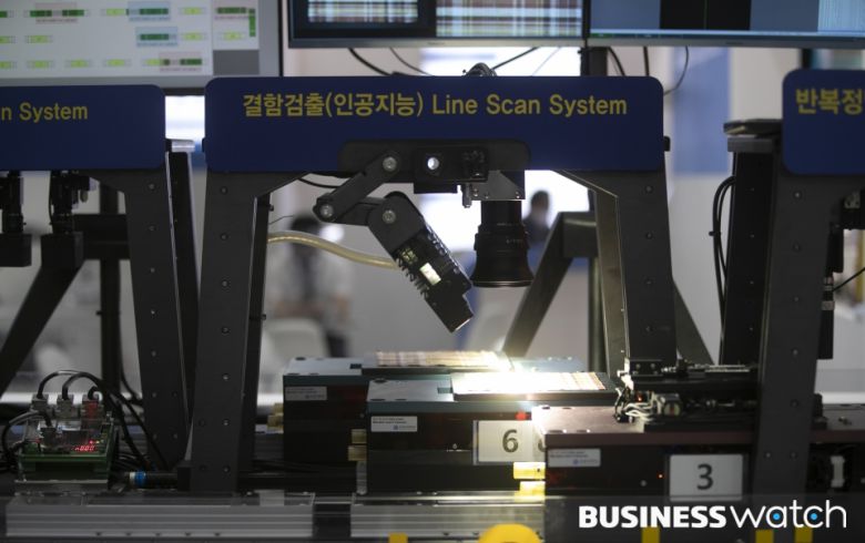 6일 서울 삼성동 코엑스에서 열린 '스마트팩토리·자동화산업전 2022'에서 AI로봇이 결함검출 시연을 하고 있다. /사진=이명근 기자 qwe123@