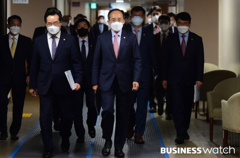 추경호 경제부총리 겸 기획재정부 장관이 12일 서울 종로구 정부서울청사에서 열린 '22년 2차 추가경정예산안' 관계장관 합동브리핑에 참석하고 있다./사진=이명근 기자 qwe123@