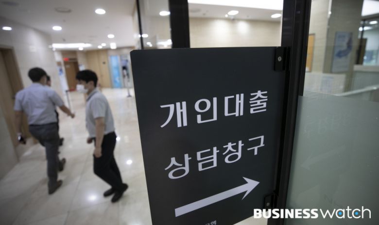 정부가 청년 등을 대상으로 하는 50년 만기 주택담보대출 상품 출시를 검토하고 있지만 부동산 전문가들은 실효성에 의문을 표시하고 있다. 사진은 은행 개인대출 창구 모습./사진=이명근 기자 qwe123@