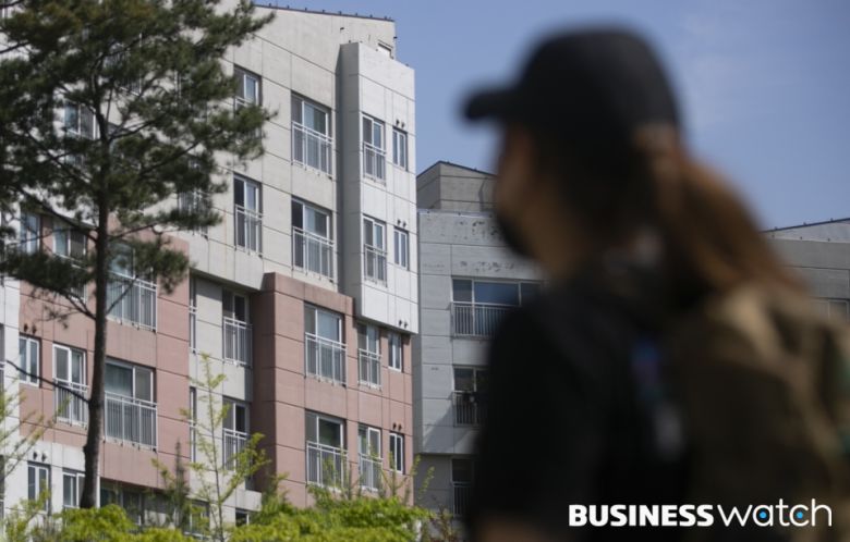 정부가 청년 등을 대상으로 하는 50년 만기 주택담보대출 상품 출시를 검토하고 있지만 부동산 전문가들은 실효성에 의문을 표시하고 있다. 사진은 11일 서울의 한 아파트 단지에서 한 청년이 아파트단지를 바라보는 모습./사진=이명근 기자 qwe123@