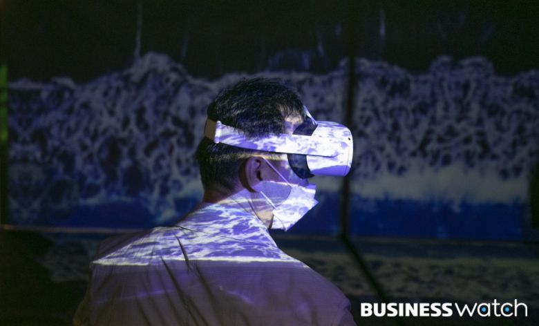 한 관란객이 출렁이는 바다 전시품을 VR을 통해 경험하고 있다./사진=이명근 기자 qwe123@