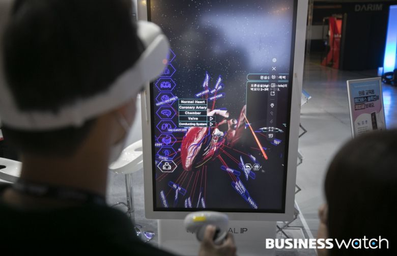 내과 수술 시뮬레이션을 할 수 있는 메타버스/사진=이명근 기자 qwe123@