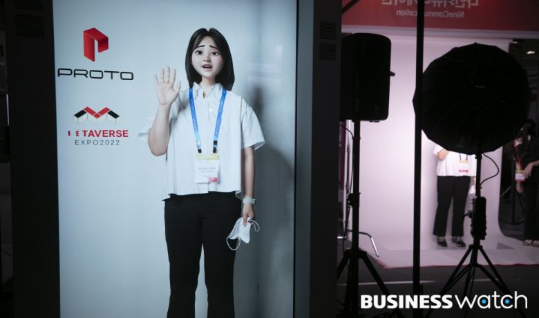 나인커뮤니케이션사가 프로토 홀로그램을 시연하고 있다./사진=이명근 기자 qwe123@