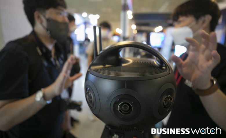 360도 VR촬영이 가능한 렌즈/사진=이명근 기자 qwe123@
