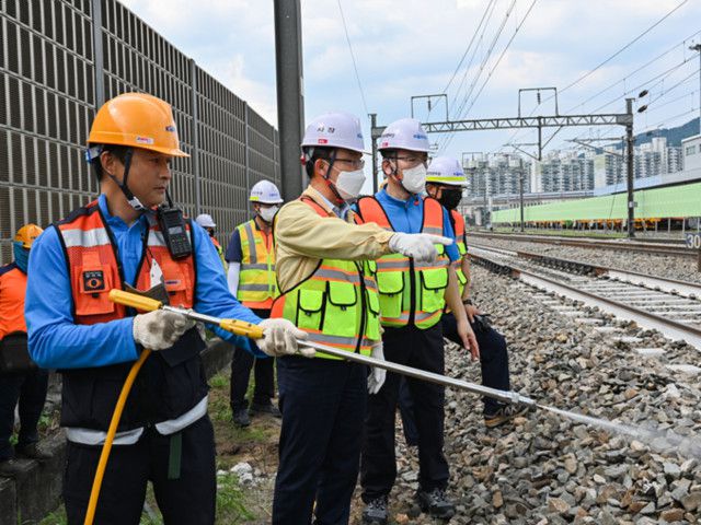 나희승(가운데) 코레일 사장이 지난 3일 대전조차장역을 찾아 폭염을 대비해 선로 온도를 낮추는 살수 현장을 둘러보고 있다. /사진=코레일 제공.