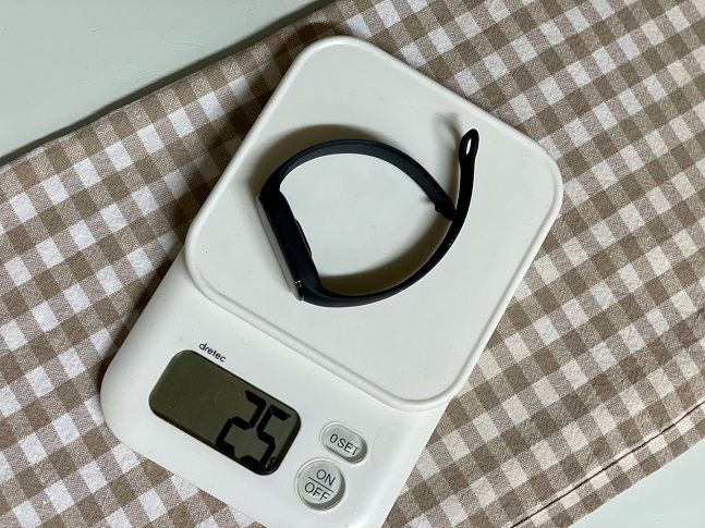 미밴드7 본체와 스트랩을 합한 무게는 25g 정도였다. /사진=백유진 기자 byj@