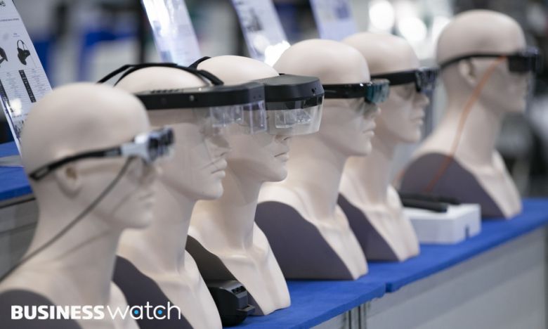 13일 서울 삼성동 코엑스에서 열린 '코리아 메타버스 페스티벌(KMF) 2022'에 다양하 메타버스 디바이스가 전시되고 있다./사진=이명근 기자 qwe123@