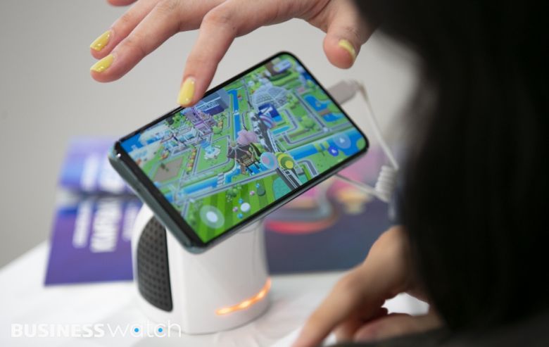 13일 서울 삼성동 코엑스에서 열린 '코리아 메타버스 페스티벌(KMF) 2022'에 한 관람객이 KT부스에서 가상공간 설계 메타버스 서비스를 체험 하고 있다./사진=이명근 기자 qwe123@