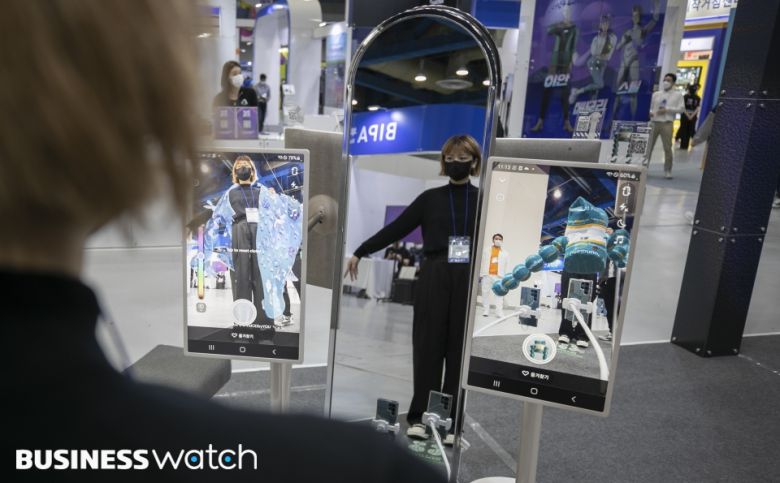 13일 서울 삼성동 코엑스에서 열린 '코리아 메타버스 페스티벌(KMF) 2022'에 참석한 한 관람객이 피팅 메타버스 서비스를 체험하고 있다./사진=이명근 기자 qwe123@