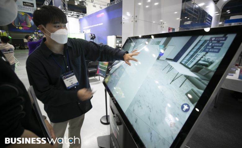 13일 서울 삼성동 코엑스에서 열린 '코리아 메타버스 페스티벌(KMF) 2022'에 참가한 한 관람객이 가상공간 실물경제 체험을 하고 있다./사진=이명근 기자 qwe123@