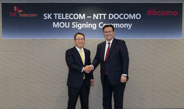 유영상 SK텔레콤 사장(왼쪽)과 이이 모토유키 NTT도코모 사장. /사진=SK텔레콤 제공