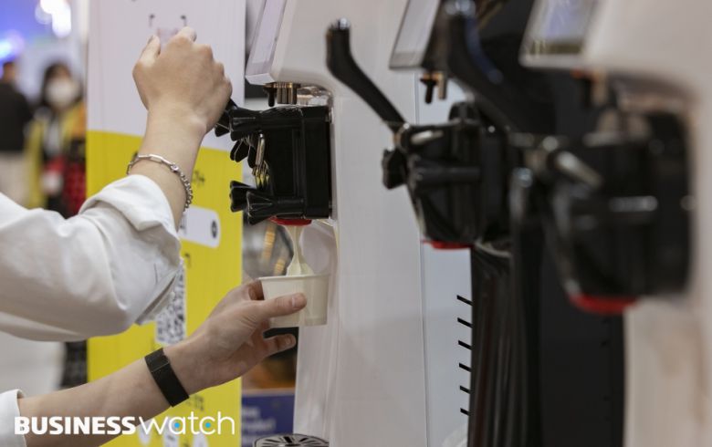 원유값이 오르며 유제품들이 연쇄 인상되고 있다. 사진은 23일 서울 삼성동 코엑스에서 열린 카페쇼에 전시된 아이스크림 기계 모습./사진=이명근 기자 qwe123@