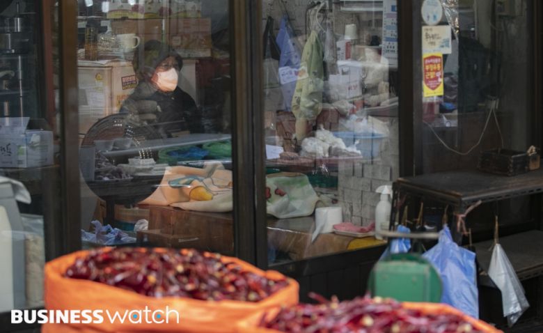 경기침체와 고금리가 맞물리면서 자영업자들의 시름이 깊어지고 있다. 사진은 19일 서울의 한 전통시장 모습./사진=이명근 기자 qwe123@/사진=이명근 기자 qwe123@