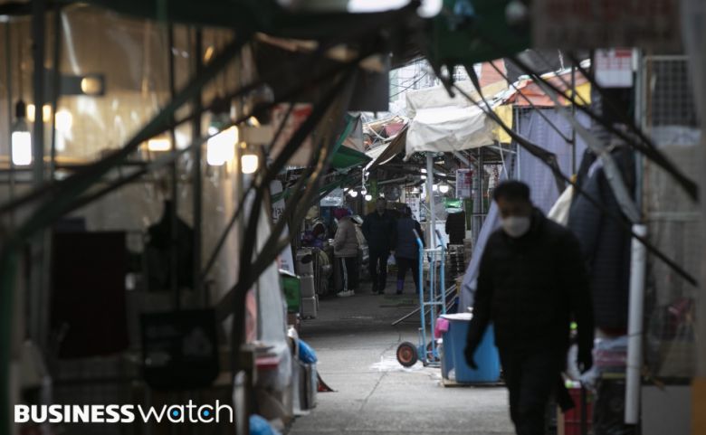 경기침체와 고금리가 맞물리면서 자영업자 및 서민들의 시름이 깊어지고 있다. 사진은 19일 서울의 한 전통시장 모습./사진=이명근 기자 qwe123@/사진=이명근 기자 qwe123@