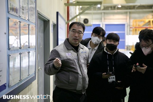 이강우 생산본부장이 타타대우 LD공장을 설명하고 있다. /사진=타타대우 제공