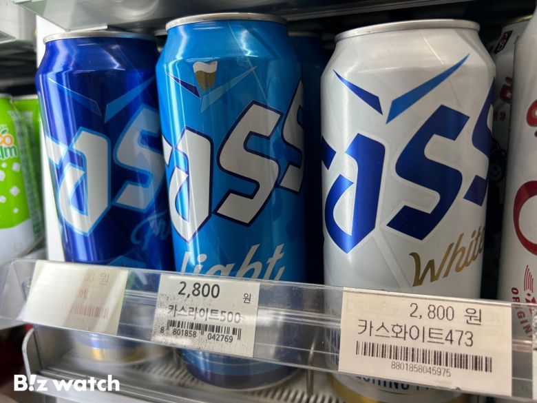 22일 서울 소재 편의점 카스·테라 캔맥주(500ml) 가격은 2800원입니다. 오비맥주가 작년 3월 가정용 캔맥주 출고가까지 인상하면서 편의점 맥주 최고가도 100원 올랐습니다. / 사진=이용준 기자