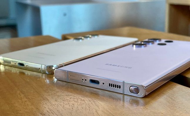 갤럭시S23 플러스 크림(왼쪽)과 울트라 라벤더(오른쪽). 울트라 모델 하단에는 S펜이 장착돼 있다./사진=백유진 기자 byj@