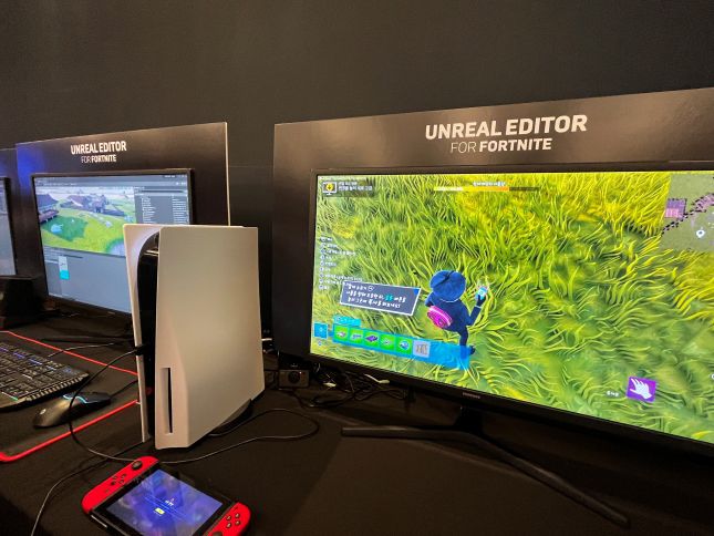 UEFN을 실행한 컴퓨터(왼쪽)를 통해 '포트나이트'에 새 콘텐츠를 추가하면 게임을 구동 중인 기기(오른쪽)에 실시간으로 반영됐다./사진=비즈워치