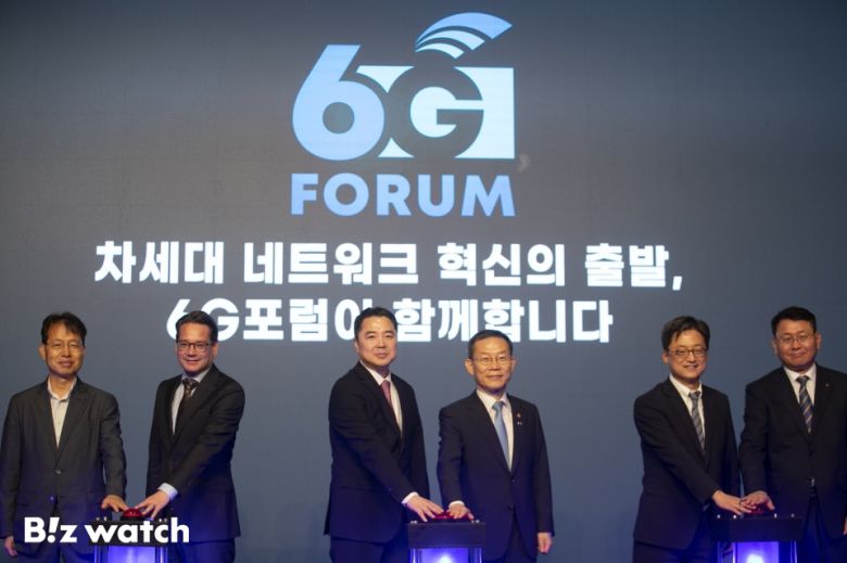 차세대 네트워크에 대한 민간 협력을 강화하고 우리나라의 주도권 확보를 지원하기 위한 6G포럼 출범식이 30일 서울 중구 더플라자호텔에서 열렸다. 이종호 과학기술정보통신부 장관을 비롯한 내빈들이 출범 세리모니 후 기념촬영 하고 있다./사진=이명근 기자 qwe123@