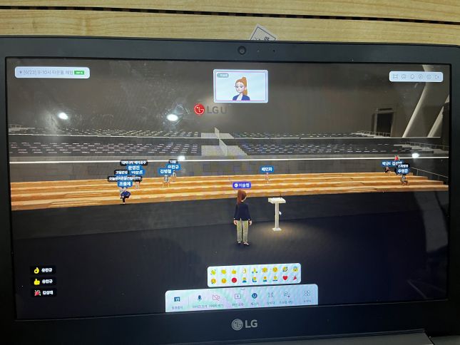 메타슬랩 내 대강당인 타운홀에 앉은 관객이 '박수' 감정 표현을 누르자(좌측 하단), 손뼉 치는 소리가 스피커로 들렸다./사진=비즈워치