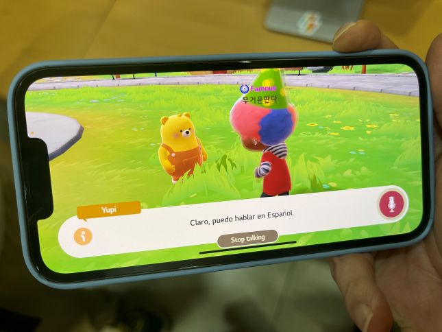 LG유플러스 관계자가 스페인어로 대화할 수 있냐고 키즈토피아 내 캐릭터 '유삐'에게 묻자, 유삐는 "물론이죠, 스페인어로 말할 수 있어요(Claro, puedo hablar en Español)"라고 답했다./사진=비즈워치