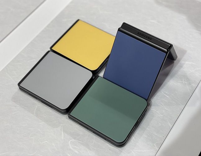 갤럭시Z 플립5 옐로우·그레이·블루·그린 색상./사진=백유진 기자 byj@