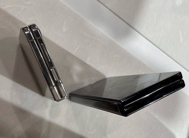 갤럭시Z 플립·폴드5를 완전히 접은 모습./사진=백유진 기자 byj@