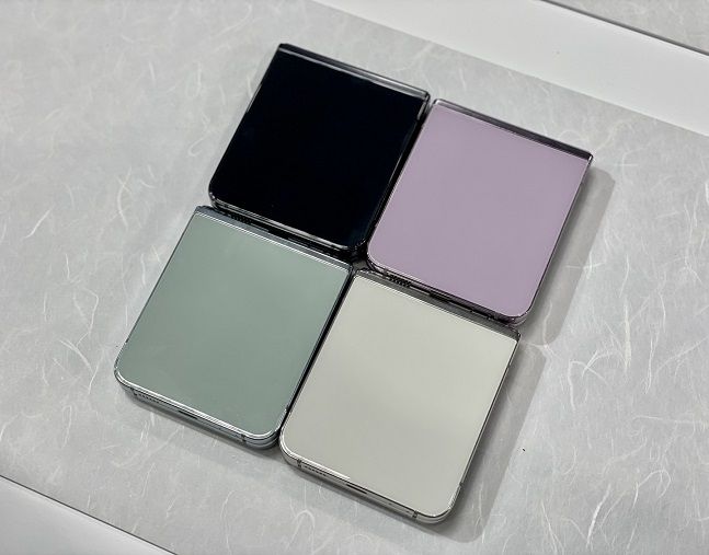 갤럭시Z 플립5 민트·그라파이트·크림·라벤더 색상./사진=백유진 기자 byj@