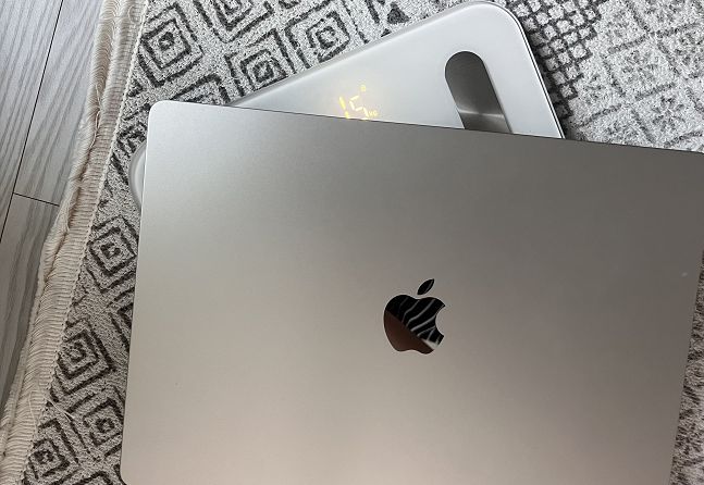 15인치 맥북 에어의 무게는 약 1.5kg이다. 맥북의 사용 시간은 최대 18시간으로 충전기 없이 외출도 가능하다. /사진=백유진 기자 byj@