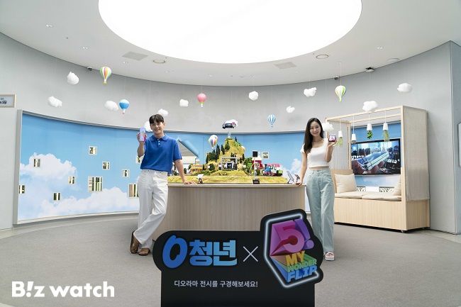 SK텔레콤 홍보모델이 SKT 플래그십 스토어 T팩토리에 설치된 원더플립 미니어처존을 소개하고 있다./사진=SK텔레콤 제공