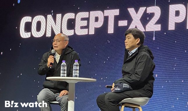 이동욱 HD현대사이트솔루션 사장(왼쪽)이 기자들의 질의에 답변하고 있다. /사진=나은수 기자 curymero0311@