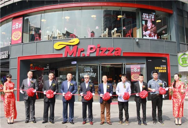 지난 2015년 MPK 그룹 정우현 회장(왼쪽 다섯번째)이 미스터피자 중국 100호점 시후점 오픈행사에 참석해 기념촬영을 하고 있다./ 사진=MPK 그룹