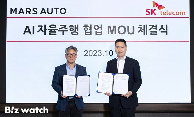 정석근 SK텔레콤 글로벌/AI 테크 사업부장(사진 왼쪽)과 노제경 마스오토 부대표가 23일 서울 을지로 SK텔레콤 본사에서 업무협약을 체결했다./사진=SK텔레콤 제공