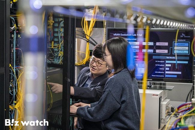 SK텔레콤 직원들이 차세대 가상화 기지국 기술을 테스트하고 있다./사진=SK텔레콤 제공