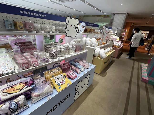 서울 서초구 카카오프렌즈 강남플래그십 스토어 2층에는 라이징 스타 투표를 통해 인기 캐릭터로 선정된 무뇽이, 트왈덕, 귀염뽀짝 곰됴리 굿즈가 전시되고 있다./사진=비즈워치