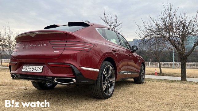 GV80 쿠페 후면부는 ▲LED 면 발광 리어 콤비 램프 ▲테일 게이트에 와이드한 일체형 보조 제동등을 적용해 차별화된 디자인을 보여주며 중앙부를 하향한 스타일의 리어 스포일러는 스포티함을 더한다./사진=정민주기자