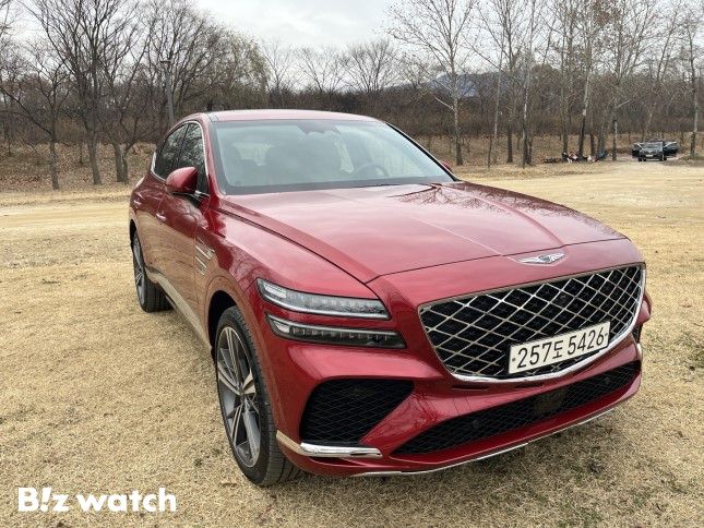 GV80 쿠페 전면부 헤드램프에는 GV80와 마찬가지로 MLA(Micro Lens Array) 타입 LED 램프가 적용됐다. 크레스트 그릴에는 ‘더블 레이어드 지-매트릭스(Double Layered G-Matrix)’ 패턴의 라디에이터 그릴을 적용함으로써 고성능 이미지를 강조했다./사진=정민주기자