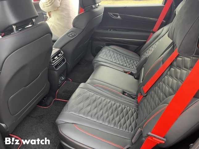 GV80 쿠페 2열. GV80 쿠페는 ▲엔진룸, 샤시 등 레이아웃 최적화 ▲후석 리클라이닝 기능 적용 등으로 경쟁력 있는 실내 거주 공간을 확보했다./사진=정민주기자