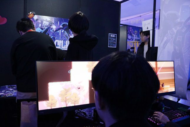 가장 사람이 몰린 '산나비' 게임 부스는 산나비를 직접 플레이하고 싶어 하는 이용자들로 가득 찼다./사진=비즈워치