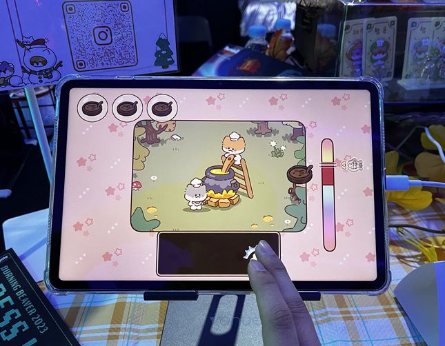 '고양이와 비밀레시피'에서 고양이가 요리하는 모습. 우측 빨간색 부분에 게이지가 차도록 화면 하단의 네모판을 계속 눌러야 했다./사진=비즈워치