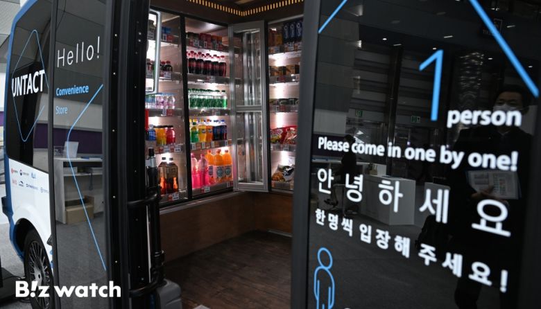 6일 오전 서울 강남구 코엑스에서 열린 2023 대한민국 산업기술 R&D 대전을 찾은 관람객들이 언택트 스토어를 관람하고 있다./사진=이명근 기자 qwe123@