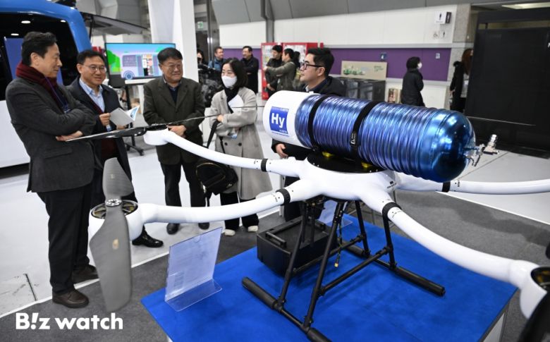 6일 오전 서울 강남구 코엑스에서 열린 2023 대한민국 산업기술 R&D 대전을 찾은 관람객들이 액화수소 드론을 관람하고 있다./사진=이명근 기자 qwe123@