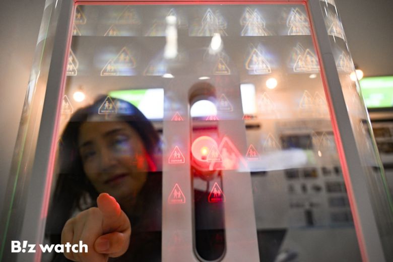 6일 오전 서울 강남구 코엑스에서 열린 2023 대한민국 산업기술 R&D 대전을 찾은 관람객들이 홀로그램 터치 기술을 관람하고 있다./사진=이명근 기자 qwe123@