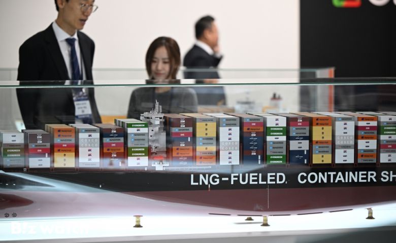 6일 오전 서울 강남구 코엑스에서 열린 2023 대한민국 산업기술 R&D 대전을 찾은 관람객들이 한화오션 부스에서 LNG 선박 모형을 관람하고 있다./사진=이명근 기자 qwe123@