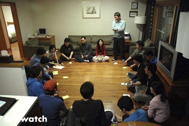 2009년 겨울 카카오톡 출시를 앞두고 '전직원'이 참여한 강원도 홍천 워크샵에서 김범수 창업자가 일어서 발언하고 있다. /사진=카카오 제공